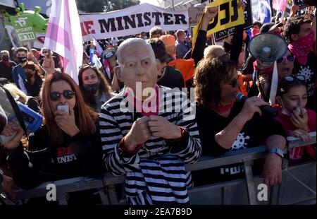 Jérusalem-est, Israël. 08 février 2021. Un manifestant israélien porte un masque représentant le Premier ministre Benjamin Netanyahou aux menottes lors de son procès pour corruption devant le tribunal de district de Jérusalem-est, le lundi 8 février 2021. Netanyahou est accusé d'accusations de corruption, de fraude et de violation de la confiance. Photo par Debbie Hill/UPI crédit: UPI/Alay Live News Banque D'Images