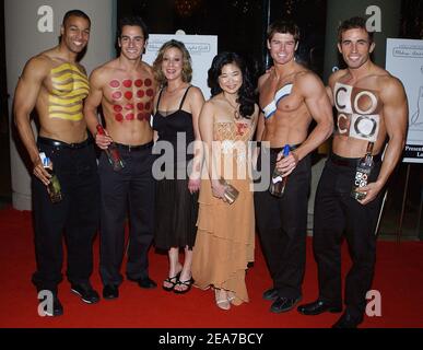 Keiko Agena (Gilmore Girls) posant avec des modèles au cinquième prix annuel de la Guilde des artistes et des stylistes de Hollywood Makup au Beverly Hilton de Los Angeles. 17 janvier 2004. ( photo : Keiko Agena) photo de Blue/Abaca Banque D'Images