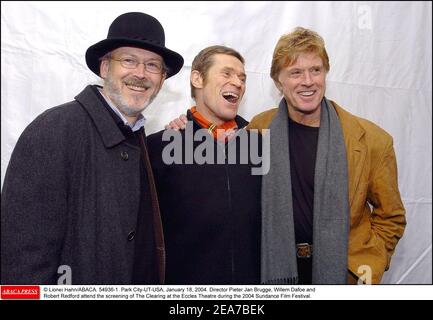 © Lionel Hahn/ABACA. 54936-1. Park City-UT-USA, 18 janvier 2004. Le directeur Pieter Jan Brugge, Willem Dafoe et Robert Redford assistent à la projection de la compensation au théâtre Eccles lors du Sundance film Festival 2004. Banque D'Images