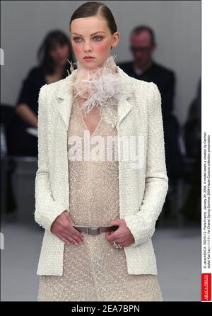© Java/ABACA. 55019-12. Paris-France, le 20 janvier 2004. EVA Hergigova porte une création du styliste allemand Karl Lagerfeld pour la présentation de la collection haute-Couture Printemps-été 2004 de Chanel. Banque D'Images