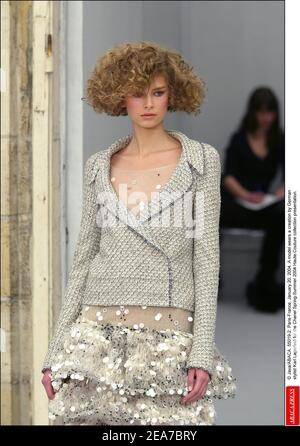 © Java/ABACA. 55019-2. Paris-France, le 20 janvier 2004. Un modèle porte une création du styliste allemand Karl Lagerfeld pour la présentation de la collection haute-Couture Printemps-été 2004 de Chanel. Banque D'Images