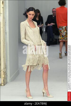 © Java/ABACA. 55019-9. Paris-France, le 20 janvier 2004. EVA Hergigova porte une création du styliste allemand Karl Lagerfeld pour la présentation de la collection haute-Couture Printemps-été 2004 de Chanel. Banque D'Images