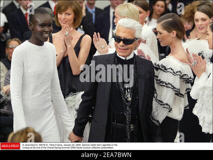 © Java/ABACA. 55019-21. Paris-France, le 20 janvier 2004. Le styliste allemand Karl Lagerfeld sur la piste à la fin de la présentation de la collection haute-Couture Printemps-été 2004 de Chanel. Banque D'Images