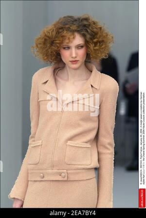 © Java/ABACA. 55019-6. Paris-France, le 20 janvier 2004. Un modèle porte une création du styliste allemand Karl Lagerfeld pour la présentation de la collection haute-Couture Printemps-été 2004 de Chanel. Banque D'Images