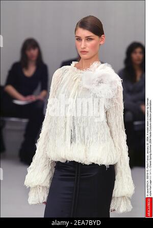© Java/ABACA. 55019-15. Paris-France, le 20 janvier 2004. Un modèle porte une création du styliste allemand Karl Lagerfeld pour la présentation de la collection haute-Couture Printemps-été 2004 de Chanel. Banque D'Images