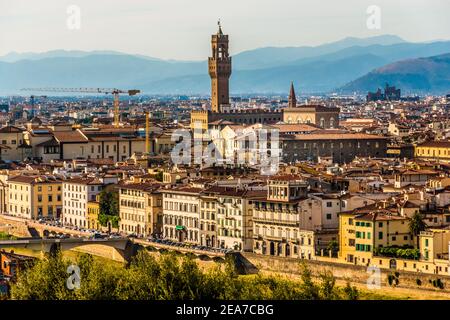 Vue panoramique sur le Palazzo Vecchio avec la tour d'Arnolfo dans le centre historique de Florence avec les collines de Settignano et Fiesole... Banque D'Images