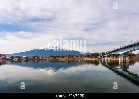 Mt. Fuji sur le lac Kawaguchi, Yamanashi, au Japon. Banque D'Images