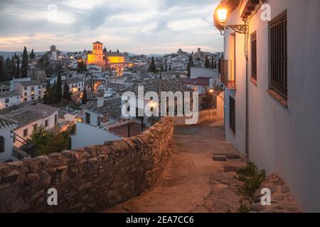 La vieille ville coucher de soleil vue sur les toits de terre cuite et l'église de San Salvador dans le quartier historique mauresque ou arabe (albaicin) à Grenade, an Banque D'Images