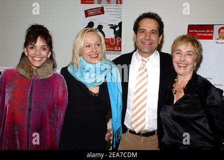 Les actrices Brooke Adams, Light Eternity, le réalisateur Tony Shalhoub et Lynne Adams arrivent à la première de Made Up au centre du film Angelika à New York, le vendredi 23 janvier 2004. (En photo : Brooke Adams, Light Eternity, Tony Shalhoub, Lynn Adams). Photo de Nicolas Khayat/ABACA. Banque D'Images