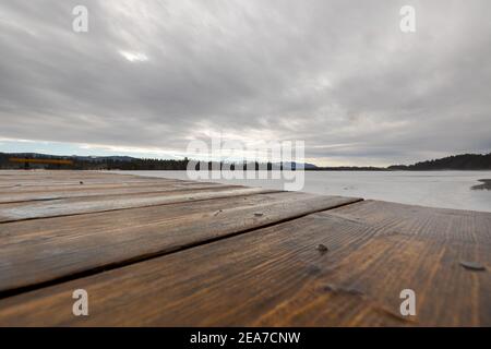 Nez en bois sur un lac gelé dans la haute-Bavière avec les Alpes en arrière-plan en hiver avec de la neige Banque D'Images