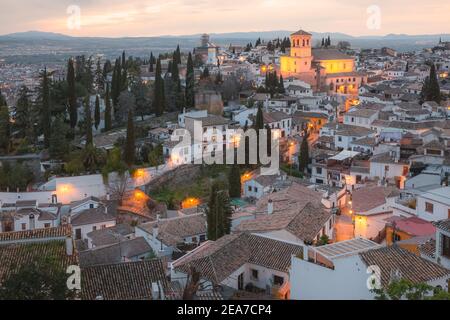 La vieille ville coucher de soleil vue sur les toits de terre cuite et l'église de San Salvador dans le quartier historique mauresque ou arabe (albaicin) à Grenade, an Banque D'Images