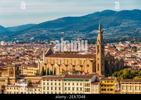 Belle vue panoramique surplombant la célèbre basilique de Santa Croce, également connue sous le nom de Temple des Gories italiens (Tempio dell'Itale Glorie) à... Banque D'Images