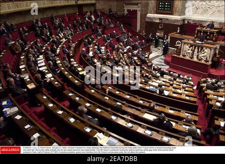 © ABACA. 55327-5. Paris-France, le 27 janvier 2004. Le président chinois Hu Jintao adresse l'Assemblée nationale lors de sa visite d'État de 4 jours en France, qui vise à stimuler le commerce et d'autres liens. Mais les défenseurs des droits de l'homme disent que l'accueil du tapis rouge était inapproprié. Un député s'est présenté au Parlement lors du discours portant un bâillon blanc, tandis que d'autres se sont joints aux manifestations de rue à Paris. La moitié des 577 députés français, y compris les socialistes, les verts et les membres du parti conservateur de M. Chirac, n'ont pas assisté au discours. Banque D'Images