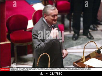 © Mousse/ABACA. 55574-3. Paris-France, le 3 février 2004. Le Premier ministre français Jean-Pierre Raffarin ouvre le débat pour examiner un projet de loi interdisant les foulards islamiques dans les écoles publiques à l'Assemblée nationale. Le projet de loi interdirait également les capitales juives et les grandes croix chrétiennes des écoles publiques. Le président français Jacques Chirac a fermement défendu la nécessité d’une telle législation, que certains musulmans considèrent comme discriminatoire. Banque D'Images