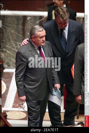 © Mousse/ABACA. 55574-1. Paris-France, le 3 février 2004. Le Premier ministre français Jean-Pierre Raffarin ouvre le débat pour examiner un projet de loi interdisant les foulards islamiques dans les écoles publiques à l'Assemblée nationale. Le projet de loi interdirait également les capitales juives et les grandes croix chrétiennes des écoles publiques. Le président français Jacques Chirac a fermement défendu la nécessité d’une telle législation, que certains musulmans considèrent comme discriminatoire. Banque D'Images