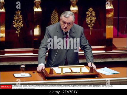 © Mousse/ABACA. 55574-4. Paris-France, le 3 février 2004. Le Premier ministre français Jean-Pierre Raffarin ouvre le débat pour examiner un projet de loi interdisant les foulards islamiques dans les écoles publiques à l'Assemblée nationale. Le projet de loi interdirait également les capitales juives et les grandes croix chrétiennes des écoles publiques. Le président français Jacques Chirac a fermement défendu la nécessité d’une telle législation, que certains musulmans considèrent comme discriminatoire. Banque D'Images