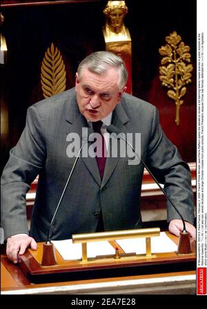 © Mousse/ABACA. 55574-5. Paris-France, le 3 février 2004. Le Premier ministre français Jean-Pierre Raffarin ouvre le débat pour examiner un projet de loi interdisant les foulards islamiques dans les écoles publiques à l'Assemblée nationale. Le projet de loi interdirait également les capitales juives et les grandes croix chrétiennes des écoles publiques. Le président français Jacques Chirac a fermement défendu la nécessité d’une telle législation, que certains musulmans considèrent comme discriminatoire. Banque D'Images