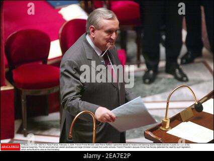 © Mousse/ABACA. 55574-2. Paris-France, le 3 février 2004. Le Premier ministre français Jean-Pierre Raffarin ouvre le débat pour examiner un projet de loi interdisant les foulards islamiques dans les écoles publiques à l'Assemblée nationale. Le projet de loi interdirait également les capitales juives et les grandes croix chrétiennes des écoles publiques. Le président français Jacques Chirac a fermement défendu la nécessité d’une telle législation, que certains musulmans considèrent comme discriminatoire. Banque D'Images