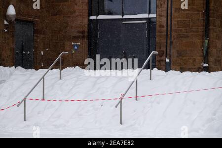 Bad Oeynhausen, Allemagne. 08 février 2021. Les escaliers d'une église sont bloqués par une barrière rouge et blanche en raison des masses de neige. Après le début de l'hiver, le grand froid arrive en Rhénanie-du-Nord-Westphalie. Selon les prévisions du service météorologique allemand à partir de lundi, les températures ne s'élèveront pas au-dessus de zéro degré jusqu'au week-end (13./14.02.2021), même pendant la journée. Crédit : Lino Mirgeler/dpa/Alay Live News Banque D'Images