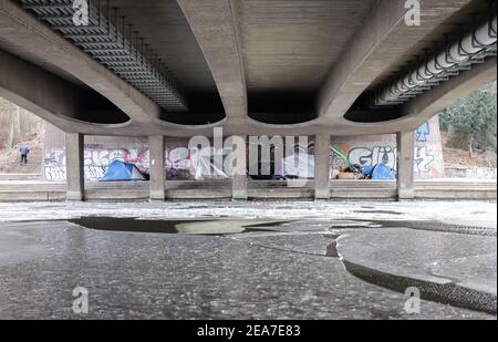 Hambourg, Allemagne. 08 février 2021. Les sans-abri ont dressé leurs tentes sous le pont Kennedy de l'Alster. Malgré le froid, les sans-abri de Hambourg passent toujours la nuit à l'extérieur. Credit: Christian Charisius/dpa/Alay Live News Banque D'Images