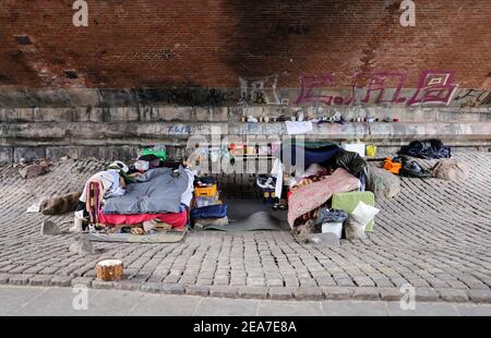 Hambourg, Allemagne. 08 février 2021. Les sans-abri ont installé leur place de couchage sous un pont sur Helgoländer Allee. Malgré le froid, les sans-abri de Hambourg passent toujours la nuit à l'extérieur. Credit: Christian Charisius/dpa/Alay Live News Banque D'Images