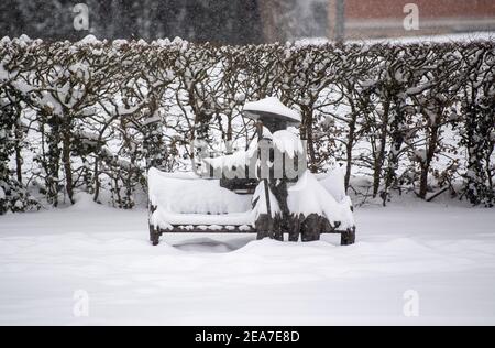 Bad Oeynhausen, Allemagne. 08 février 2021. Une statue en bronze dans le Kurpark. Après le début de l'hiver, le grand froid arrive en Rhénanie-du-Nord-Westphalie. Selon les prévisions du service météorologique allemand à partir de lundi, les températures ne s'élèveront pas au-dessus de zéro degré même pendant la journée jusqu'au week-end (13./14.02.2021). Crédit : Lino Mirgeler/dpa/Alay Live News Banque D'Images