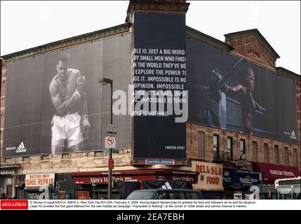 © Nicolas Khayat/ABACA. 55675-2. New York City-NY-USA, 5 février 2004. La légende de la boxe Muhammad Ali a accueilli ses fans et ses disciples alors que lui et sa fille Layla Ali ont dévoilé le premier panneau géant pour la nouvelle campagne publicitaire Adidas impossible n'est rien, au coin de la 125e rue et de l'avenue Lennox à Harlem, Banque D'Images