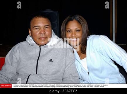 © Nicolas Khayat/ABACA. 55675-7. New York City-NY-USA, 5 février 2004. La légende de la boxe Muhammad Ali a accueilli ses fans et ses disciples alors que lui et sa fille Layla Ali ont dévoilé le premier panneau géant pour la nouvelle campagne publicitaire Adidas impossible n'est rien, au coin de la 125e rue et de l'avenue Lennox à Harlem, Banque D'Images