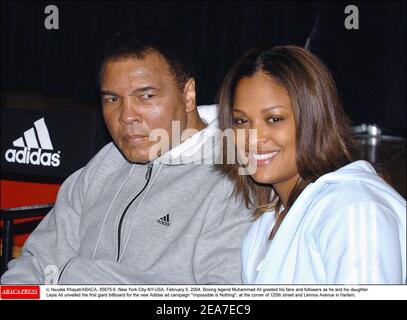 © Nicolas Khayat/ABACA. 55675-5. New York City-NY-USA, 5 février 2004. La légende de la boxe Muhammad Ali a accueilli ses fans et ses disciples alors que lui et sa fille Layla Ali ont dévoilé le premier panneau géant pour la nouvelle campagne publicitaire Adidas impossible n'est rien, au coin de la 125e rue et de l'avenue Lennox à Harlem, Banque D'Images