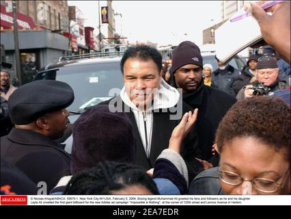 © Nicolas Khayat/ABACA. 55675-1. New York City-NY-USA, 5 février 2004. La légende de la boxe Muhammad Ali a accueilli ses fans et ses disciples alors que lui et sa fille Layla Ali ont dévoilé le premier panneau géant pour la nouvelle campagne publicitaire Adidas impossible n'est rien, au coin de la 125e rue et de l'avenue Lennox à Harlem, Banque D'Images