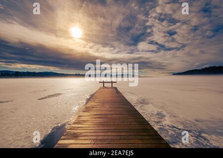 Nez-pièce en bois barré sur lac gelé dans la haute-Bavière avec Alpes en arrière-plan en hiver avec de la neige Banque D'Images