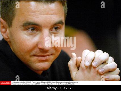 © Mousse/ABACA. 55726-7. Paris-France, 6 Fevrier 2004. Olivier Besancenot lors du progrès de la campagne de la liste commune LO/LCR pour les rgionales en Ile-de-France a la Mutualite. Banque D'Images