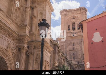 L'extérieur et le clocher de la cathédrale de Grenade (cathédrale de Grenade) dans la vieille ville de Grenade, Andalousie, Espagne. Banque D'Images