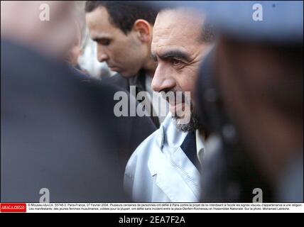 © Mousse/ABACA. 55746-3. Paris-France, 07 Fevrier 2004. Les auteurs centaines de personnes ont dfil ˆ Paris contre le projet de loi interdisant ˆ l'ecole les signes visibles d'apparition une religion. Les manifestes, des jeunes femmes musulmanes, voiles pour la plupart, ont dfil sans incident entre la place Denfert-Rochereau et l'Assemble nationale. Sur la photo: Mohamed Latrche. Banque D'Images