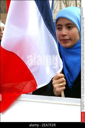 © Mousse/ABACA. 55746-7. Paris-France, 07 Fevrier 2004. Les auteurs centaines de personnes ont dfil ˆ Paris contre le projet de loi interdisant ˆ l'ecole les signes visibles d'apparition une religion. Les manifestes, des jeunes femmes musulmanes, voiles pour la plupart, ont dfil sans incident entre la place Denfert-Rochereau et l'Assemble nationale. Banque D'Images