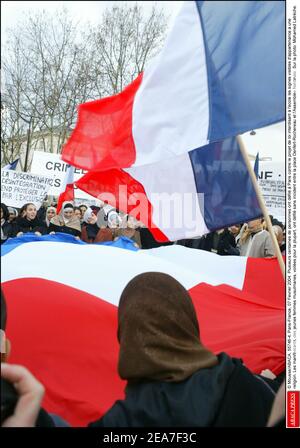 © Mousse/ABACA. 55746-4. Paris-France, 07 Fevrier 2004. Les auteurs centaines de personnes ont dfil ˆ Paris contre le projet de loi interdisant ˆ l'ecole les signes visibles d'apparition une religion. Les manifestes, des jeunes femmes musulmanes, voiles pour la plupart, ont dfil sans incident entre la place Denfert-Rochereau et l'Assemble nationale. Sur la photo: Mohamed Latrche. Banque D'Images