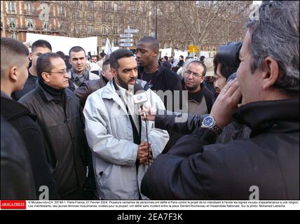 © Mousse/ABACA. 55746-1. Paris-France, 07 Fevrier 2004. Les auteurs centaines de personnes ont dfil ˆ Paris contre le projet de loi interdisant ˆ l'ecole les signes visibles d'apparition une religion. Les manifestes, des jeunes femmes musulmanes, voiles pour la plupart, ont dfil sans incident entre la place Denfert-Rochereau et l'Assemble nationale. Sur la photo: Mohamed Latrche. Banque D'Images