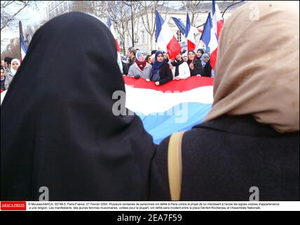 © Mousse/ABACA. 55746-5. Paris-France, 07 Fevrier 2004. Les auteurs centaines de personnes ont dfil ˆ Paris contre le projet de loi interdisant ˆ l'ecole les signes visibles d'apparition une religion. Les manifestes, des jeunes femmes musulmanes, voiles pour la plupart, ont dfil sans incident entre la place Denfert-Rochereau et l'Assemble nationale. Sur la photo: Mohamed Latrche. Banque D'Images