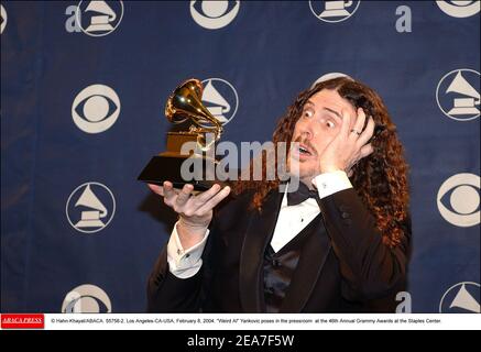© Hahn-Khayat/ABACA. 55758-2. Los Angeles-CA-USA, 8 février 2004. Bizarre Al Yankovic pose dans la salle de presse lors de la 46e cérémonie annuelle des Grammy Awards au Staples Center. Banque D'Images