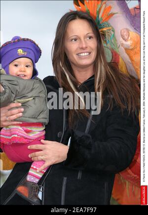 © Pierre Hounsfield/ABACA. 55790-13. Marne-la-Vallée-France, le 8 février 2004. Nathalie Marquay et sa fille Lou au carnaval du Roi Lion à Disneyland Resort Paris. Banque D'Images