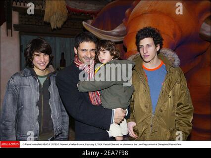 © Pierre Hounsfield/ABACA. 55790-7. Marne-la-Vallée-France, le 8 février 2004. Pascal Elbe et ses enfants au carnaval du Roi Lion à Disneyland Resort Paris. Banque D'Images