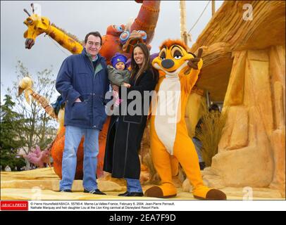 © Pierre Hounsfield/ABACA. 55790-4. Marne-la-Vallée-France, le 8 février 2004. Jean-Pierre Pernaut, Nathalie Marquay et leur fille Lou au carnaval du Roi Lion à Disneyland Resort Paris. Banque D'Images