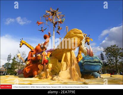 © Pierre Hounsfield/ABACA. 55790-2. Marne-la-Vallée-France, le 8 février 2004. Carnaval du Roi Lion à Disneyland Resort Paris. Banque D'Images