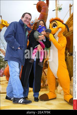 © Pierre Hounsfield/ABACA. 55790-5. Marne-la-Vallée-France, le 8 février 2004. Jean-Pierre Pernaut, Nathalie Marquay et leur fille Lou au carnaval du Roi Lion à Disneyland Resort Paris. Banque D'Images