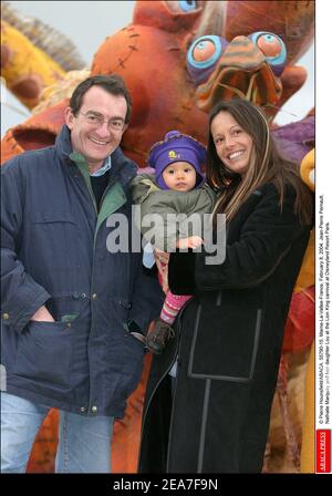 © Pierre Hounsfield/ABACA. 55790-15. Marne-la-Vallée-France, le 8 février 2004. Jean-Pierre Pernaut, Nathalie Marquay et la fille héritière Lou au carnaval du Roi Lion à Disneyland Resort Paris. Banque D'Images