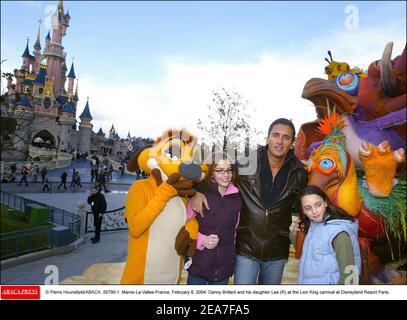 © Pierre Hounsfield/ABACA. 55790-1. Marne-la-Vallée-France, le 8 février 2004. Dany Brillant et sa fille Lea (R) au carnaval du Roi Lion à Disneyland Resort Paris. Banque D'Images