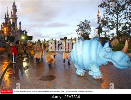 © Pierre Hounsfield/ABACA. 55790-9. Marne-la-Vallée-France, le 8 février 2004. Carnaval du Roi Lion à Disneyland Resort Paris. Banque D'Images