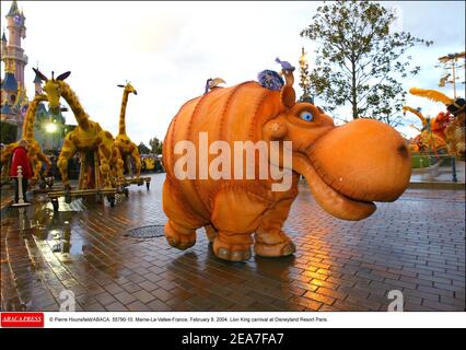 © Pierre Hounsfield/ABACA. 55790-10. Marne-la-Vallée-France, le 8 février 2004. Carnaval du Roi Lion à Disneyland Resort Paris. Banque D'Images