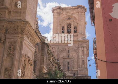 L'extérieur et le clocher de la cathédrale de Grenade (cathédrale de Grenade) dans la vieille ville de Grenade, Andalousie, Espagne. Banque D'Images