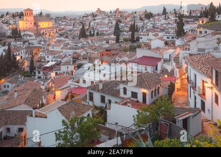 La vieille ville coucher de soleil vue sur les toits de terre cuite et l'église de San Salvador dans le quartier historique mauresque ou arabe (albaicin) à Grenade, an Banque D'Images